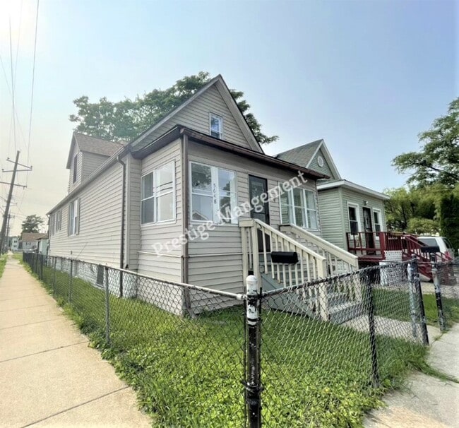 Building Photo - Large Renovated 3 bed 2 bath Home