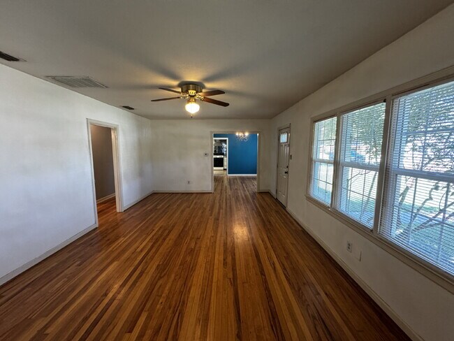 Photo - Stunning Home Located In Tech Terrace Minu...