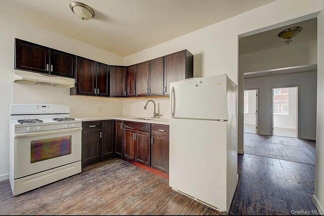 Building Photo - 72-47 Metropolitan Ave Unit 2F