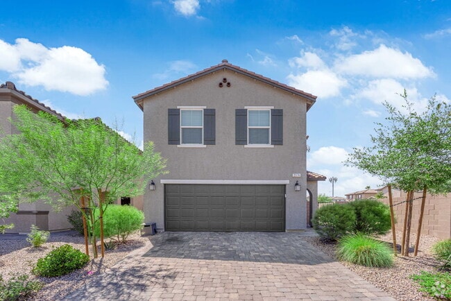 Building Photo - Don't miss out on this beautiful three-bed... Rental
