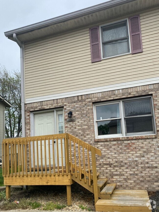 Building Photo - 3 Bed/2.5 Bath Bloomington Townhouse