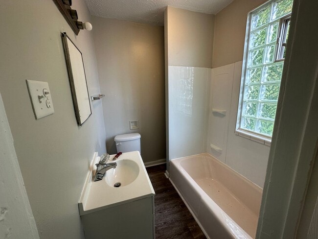 Photo - 722 Delhi Ave