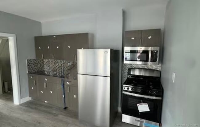 Building Photo - 657 Maple St Unit 3 Rental