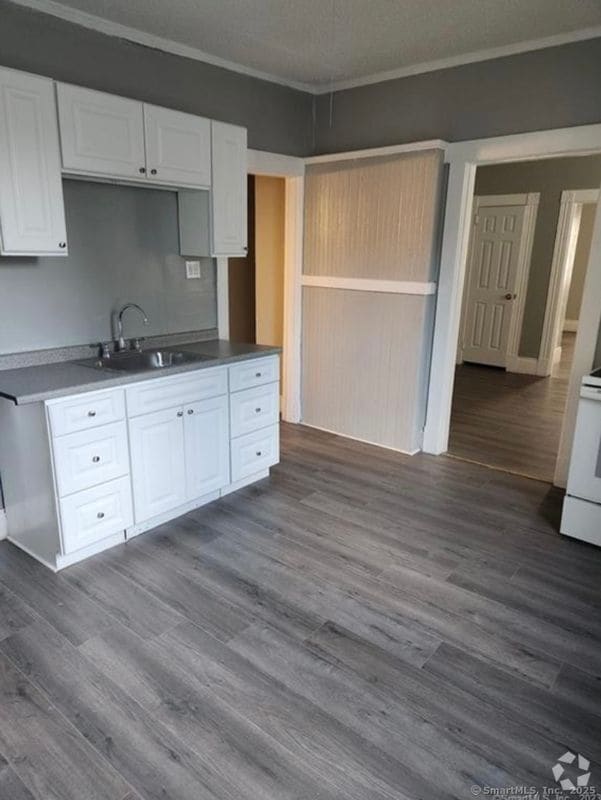 Building Photo - 18 S Whitney St Rental