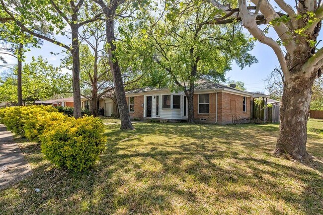 Photo - 2704 Highwood Dr