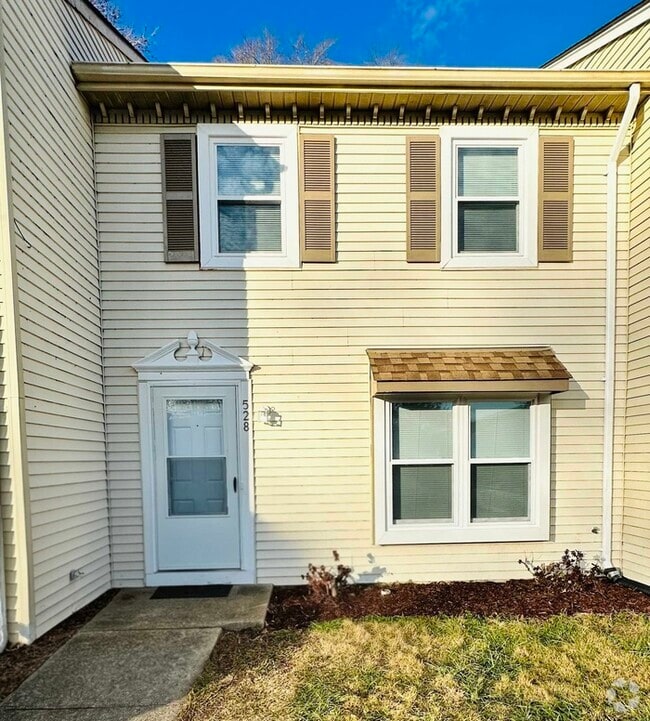 Building Photo - 3 BEDROOM END UNIT TOWNHOUSE FOR RENT IN V...