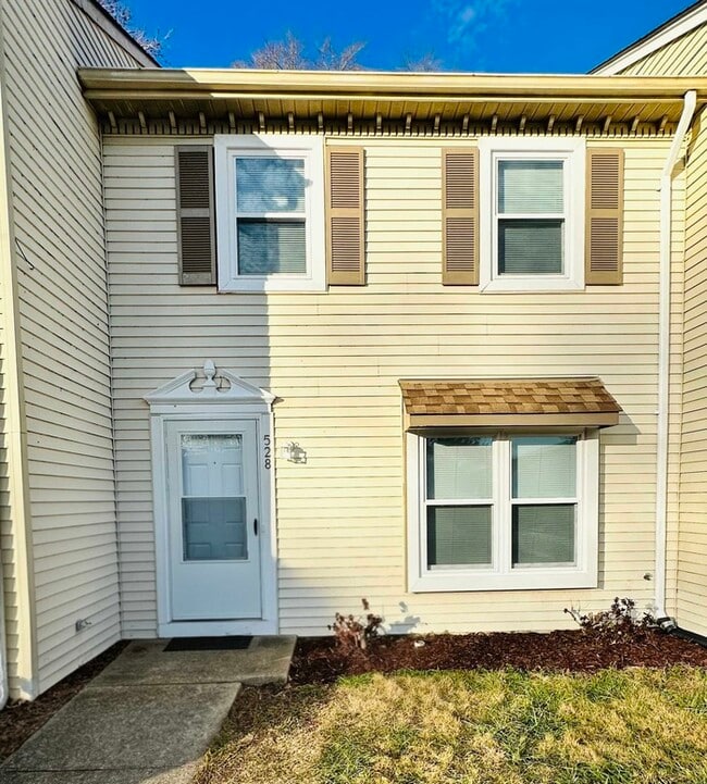 3 BEDROOM END UNIT TOWNHOUSE FOR RENT IN V... - 3 BEDROOM END UNIT TOWNHOUSE FOR RENT IN V...
