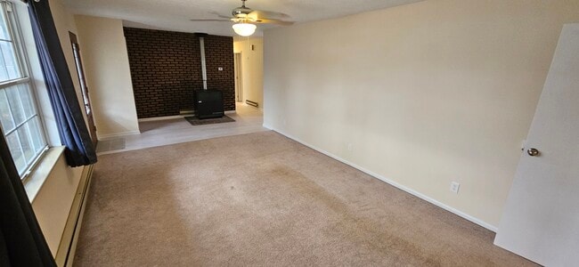 Sala de estar delantera con vista al pasillo - 578 Tyler St