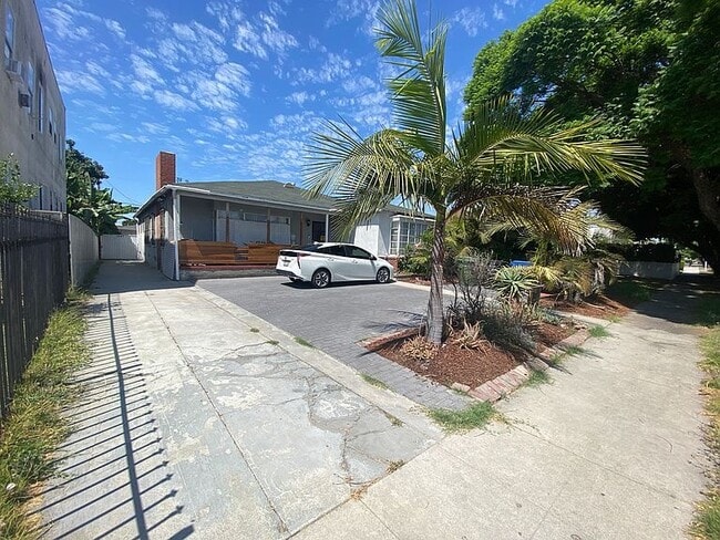 Building Photo - 3045 Edgehill Dr Rental