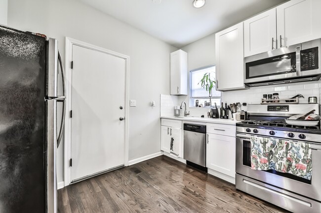 Kitchen - 1411 W Flournoy St Unit #2