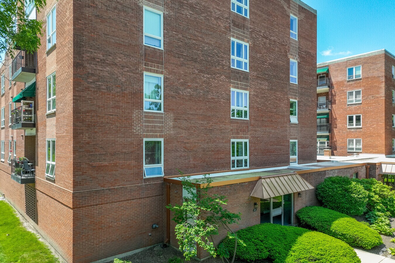 Alternate Entrance - 450 W Downer Pl