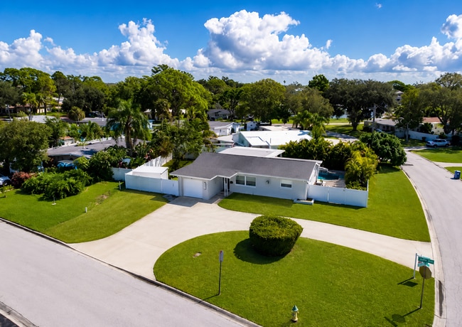 Building Photo - 8801 Sunlit Cove Dr NE