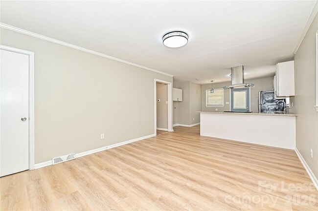 Photo - 321 Hamilton Dr NE