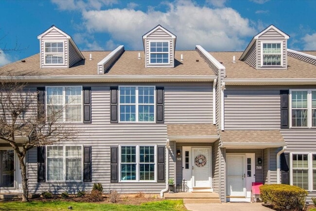 Building Photo - 4 Bedroom 2 Bath Townhome in Exton Station