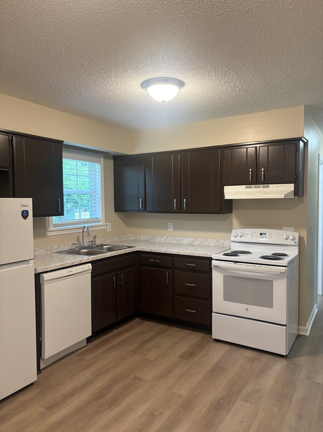 Cocina reformada con electrodomésticos nuevos. - 1039 N Lakeshore Dr