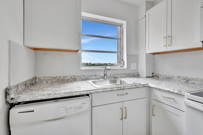 Photo - 2350 NE 14th Street Causeway Unit 611