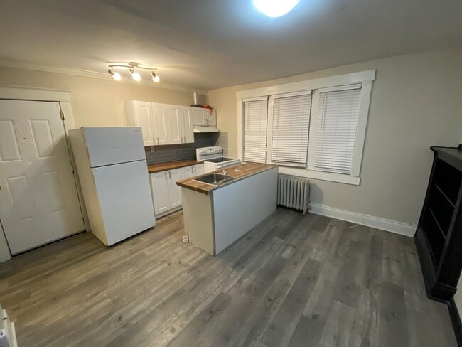 Building Photo - 128 Carrick Ave Unit 7