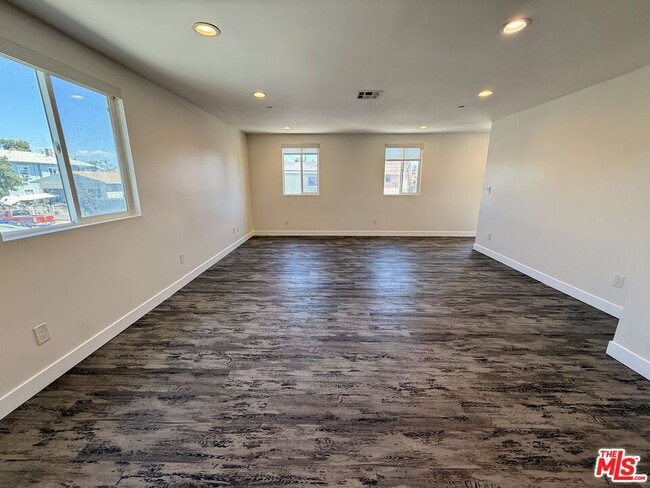 Building Photo - 3753 Woodlawn Ave Unit 1/2 Rental