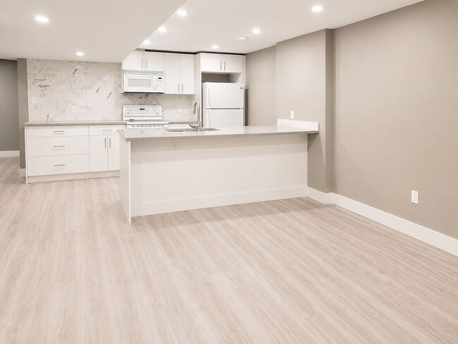 Photo - 15223 118 St NW