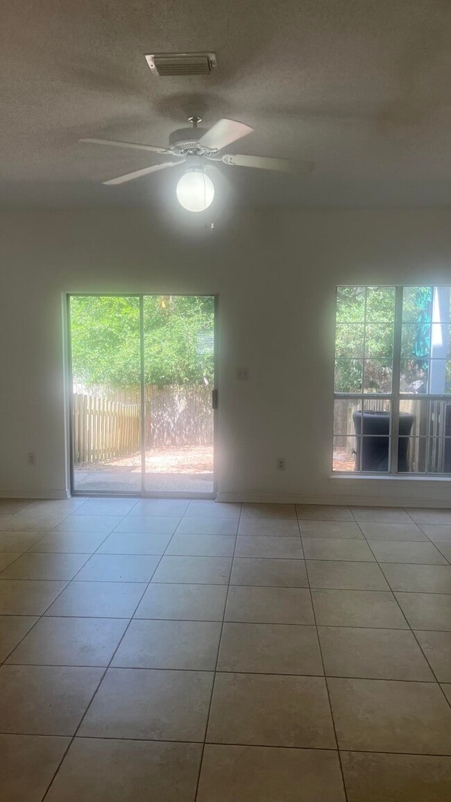 2823 Bay Club Dr