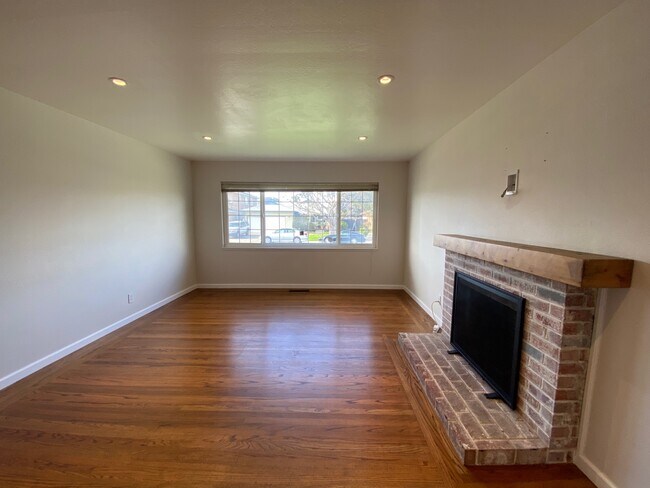 Photo - 1874 Bandoni Ave