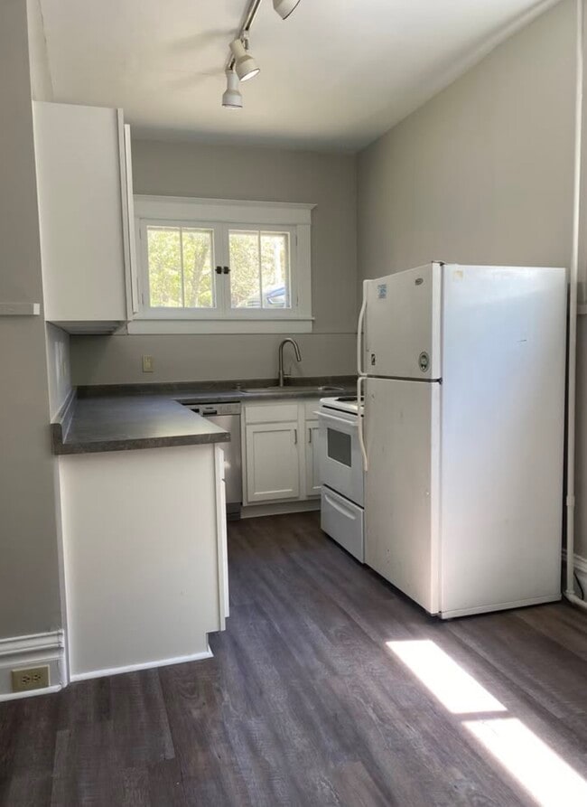 Building Photo - 411 Dodge St Unit 2