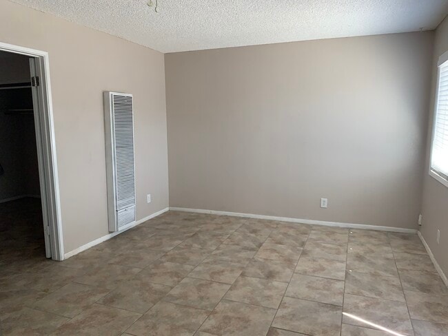 Sala de estar con calentador de pared a gas - 516 W Atkins Ave Unidad A