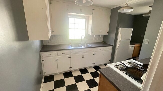 Photo - 751 Farnell Ln