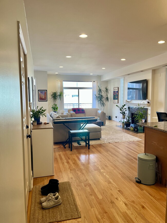 Living room - 817 N Bishop St Unit #2