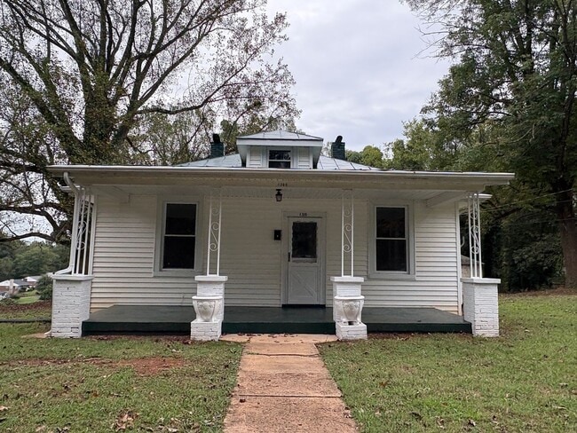 Building Photo - Spacious 2-3 bedroom house! Located on sid...
