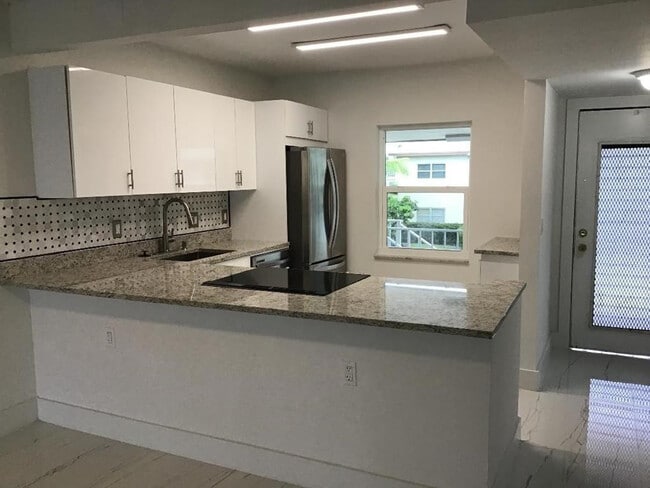 Building Photo - 7600 NW 4th Pl Unit 207