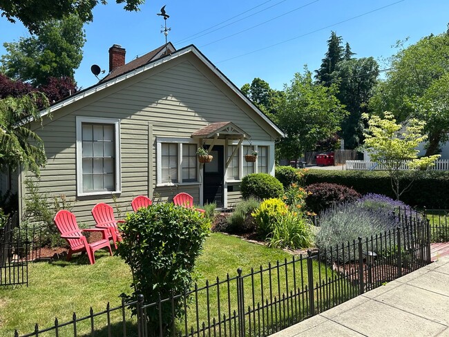 Building Photo - Sun Cottage Fully Furnished Bright Spaciou... Rental