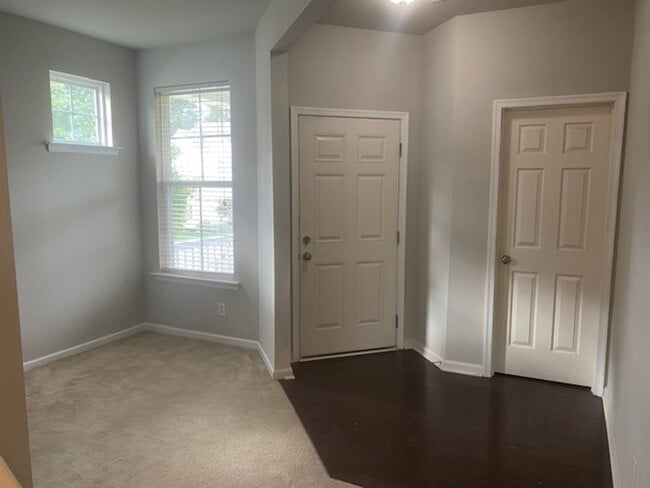 Photo - 203 Linfoot Ct