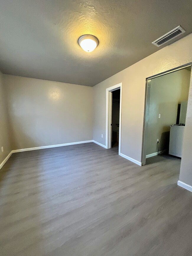 Photo - 573-583 Minaret Ave