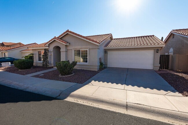 Charming 4 bed, 2 bath home in Chandler! - Charming 4 bed, 2 bath home in Chandler!