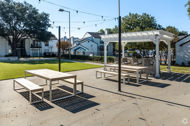 Patio - Oaks at Duck Creek