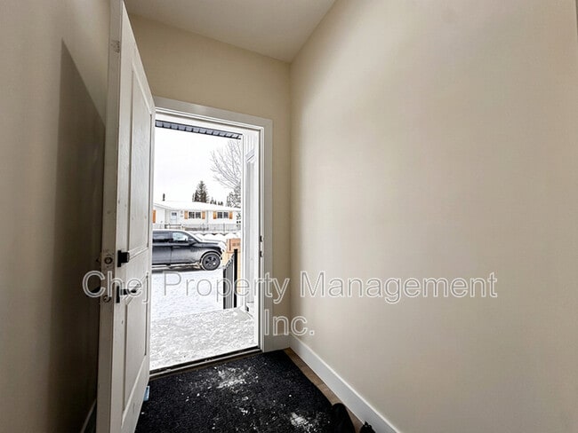 Photo - 14807-14899 99 Ave NW