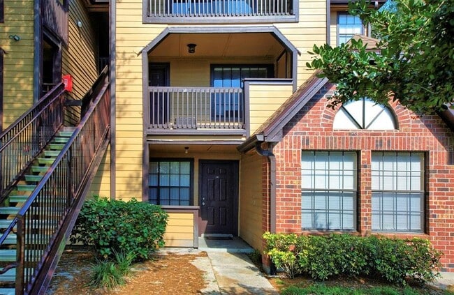 Building Photo - 355 Lakepointe Dr Unit 204