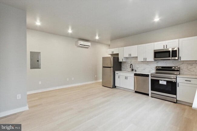 Building Photo - 316 S 52nd St Unit 6
