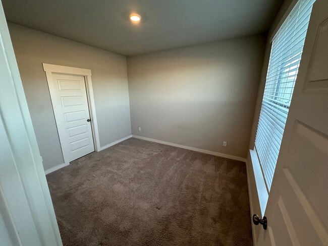 Photo - 717 Mickelson Way