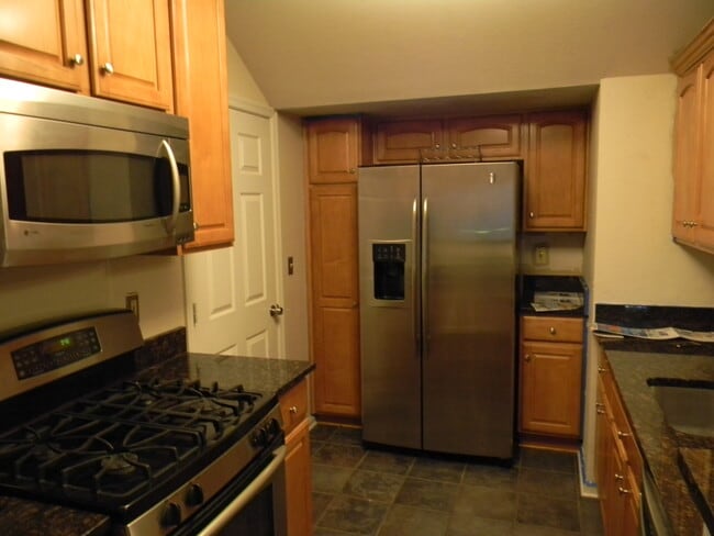 Building Photo - 12894 Fair Briar Ln Unit Gates of Fair lakes Condo