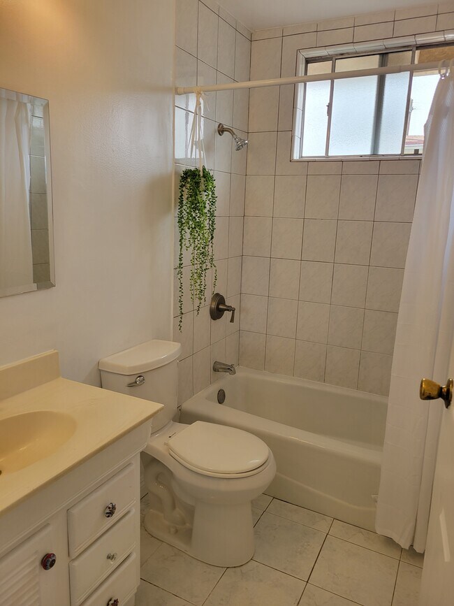 Photo - 1228 W Shorb St