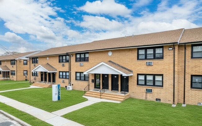 Photo - Groveland Manor