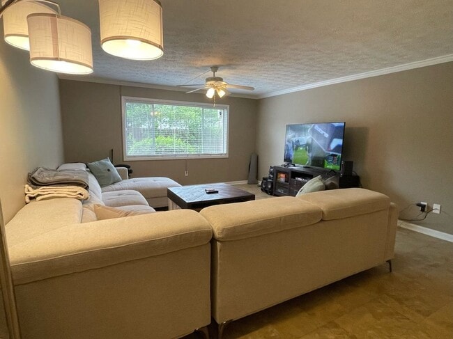 Photo - 115 Biscayne Dr NW