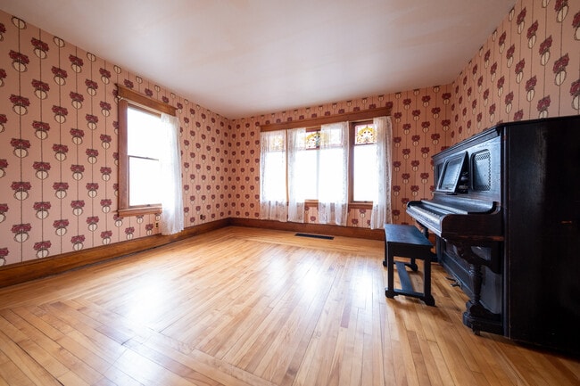 Photo - 128 2nd Ave W