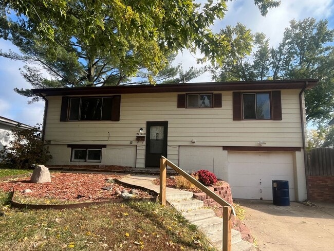 Building Photo - Great Split Entry in LaVista