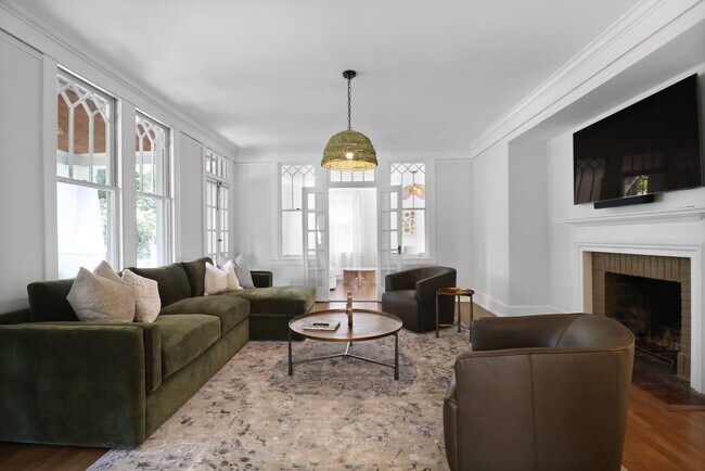 Photo - 209 E 45th St