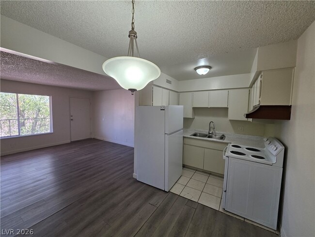 Photo - 615 S Royal Crest Cir