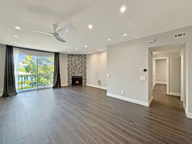 Building Photo - Stunning 2BD/2BA Condo in Bankers Hill W/ ...