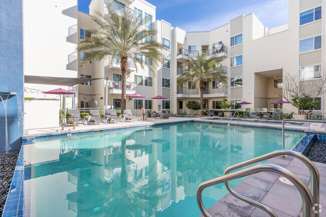 Axis Camelback - Axis Camelback Apartments